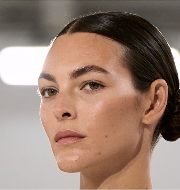 Max Mara | Space buns &#x3BA;&#x3B1;&#x3B9; no-makeup makeup &#x3C3;&#x3B5; &#x3AD;&#x3BD;&#x3B1; catwalk &#x3B5;&#x3BC;&#x3C0;&#x3BD;&#x3B5;&#x3C5;&#x3C3;&#x3BC;&#x3AD;&#x3BD;&#x3BF; &#x3B1;&#x3C0;&#x3CC; &#x3C4;&#x3B7; &#x3B8;&#x3B5;&#x3C9;&#x3C1;&#x3AF;&#x3B1; &#x3C4;&#x3BF;&#x3C5; &#x3C7;&#x3AC;&#x3BF;&#x3C5;&#x3C2; &#x3BA;&#x3B1;&#x3B9; &#x3C4;&#x3B7;&#x3BD; &#x3A5;&#x3C0;&#x3B1;&#x3C4;&#x3AF;&#x3B1;