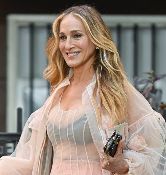 &quot;And Just Like That&#x2026;&quot;, &#x3B7; Carrie Bradshaw &#x3C6;&#x3BF;&#x3C1;&#x3AC; &#x3BE;&#x3B1;&#x3BD;&#x3AC; &#x3C4;&#x3B1; &#x3B1;&#x3B3;&#x3B1;&#x3C0;&#x3B7;&#x3BC;&#x3AD;&#x3BD;&#x3B1; &#x3C4;&#x3B7;&#x3C2; &#x3C0;&#x3B1;&#x3C0;&#x3BF;&#x3CD;&#x3C4;&#x3C3;&#x3B9;&#x3B1; &#x3C3;&#x3C4;&#x3B7;&#x3BD; &#x3C4;&#x3C1;&#x3AF;&#x3C4;&#x3B7; &#x3C3;&#x3B5;&#x3B6;&#x3CC;&#x3BD; &#x3C4;&#x3B7;&#x3C2; &#x3C3;&#x3B5;&#x3B9;&#x3C1;&#x3AC;&#x3C2;