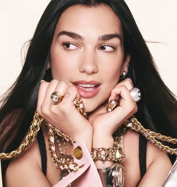 &#x397; Dua Lipa &#x3C0;&#x3C1;&#x3C9;&#x3C4;&#x3B1;&#x3B3;&#x3C9;&#x3BD;&#x3B9;&#x3C3;&#x3C4;&#x3B5;&#x3AF; &#x3C3;&#x3C4;&#x3B7;&#x3BD; &#x3BA;&#x3B1;&#x3BC;&#x3C0;&#x3AC;&#x3BD;&#x3B9;&#x3B1; &#x3B3;&#x3B9;&#x3B1; &#x3C4;&#x3B7; &#x3BD;&#x3AD;&#x3B1; &#x3C4;&#x3C3;&#x3AC;&#x3BD;&#x3C4;&#x3B1; Chanel 25