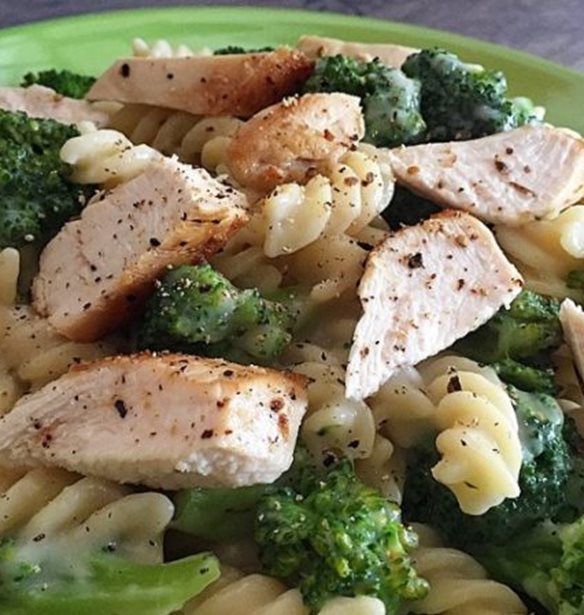 Φουσίλι με κοτόπουλο, μπρόκολο και σάλτσα αλφρέντο light από το διατροφολόγο Μάνο Δημητρούλη