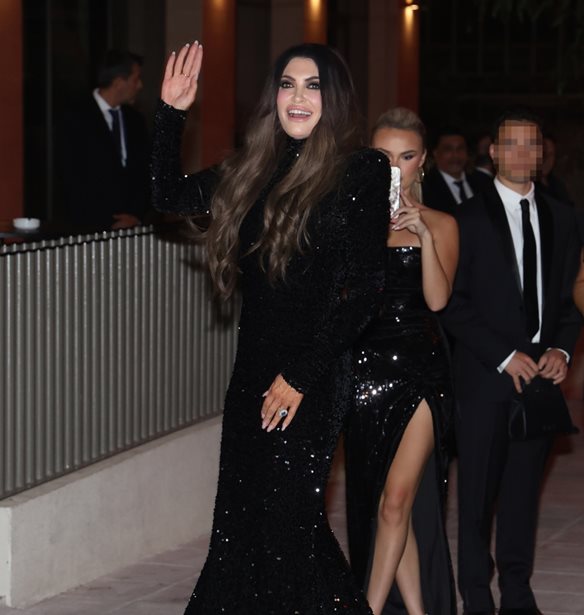 &#x397; &#x3C3;&#x3C4;&#x3B9;&#x3B3;&#x3BC;&#x3AE; &#x3C0;&#x3BF;&#x3C5; &#x3BF; &#x3B3;&#x3B9;&#x3BF;&#x3C2; &#x3C4;&#x3B7;&#x3C2; Kimberly Guilfoyle &#x3C3;&#x3B7;&#x3BA;&#x3CE;&#x3BD;&#x3B5;&#x3B9; &#x3C3;&#x3C4;&#x3B9;&#x3C2; &#x3C0;&#x3BB;&#x3AC;&#x3C4;&#x3B5;&#x3C2; &#x3C4;&#x3BF;&#x3C5;, &#x3C6;&#x3AF;&#x3BB;&#x3B7; &#x3C4;&#x3BF;&#x3C5; &#x3C3;&#x3C4;&#x3B7; &#x3B4;&#x3B5;&#x3BE;&#x3AF;&#x3C9;&#x3C3;&#x3B7; &#x3C4;&#x3C9;&#x3BD; &#x3C0;&#x3B5;&#x3B6;&#x3BF;&#x3BD;&#x3B1;&#x3C5;&#x3C4;&#x3CE;&#x3BD;