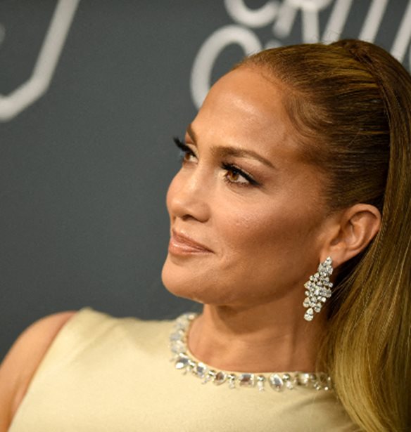 Jennifer Lopez | &#x39C;&#x3BF;&#x3B9;&#x3C1;&#x3AC;&#x3B6;&#x3B5;&#x3C4;&#x3B1;&#x3B9; &#x3BC;&#x3B1;&#x3B6;&#x3AF; &#x3BC;&#x3B1;&#x3C2; &#x3C4;&#x3B7; skincare routine &#x3C4;&#x3B7;&#x3C2; &#x3B3;&#x3B9;&#x3B1; &#x3BB;&#x3B1;&#x3BC;&#x3C0;&#x3B5;&#x3C1;&#x3AE; &#x3B5;&#x3C0;&#x3B9;&#x3B4;&#x3B5;&#x3C1;&#x3BC;&#x3AF;&#x3B4;&#x3B1;