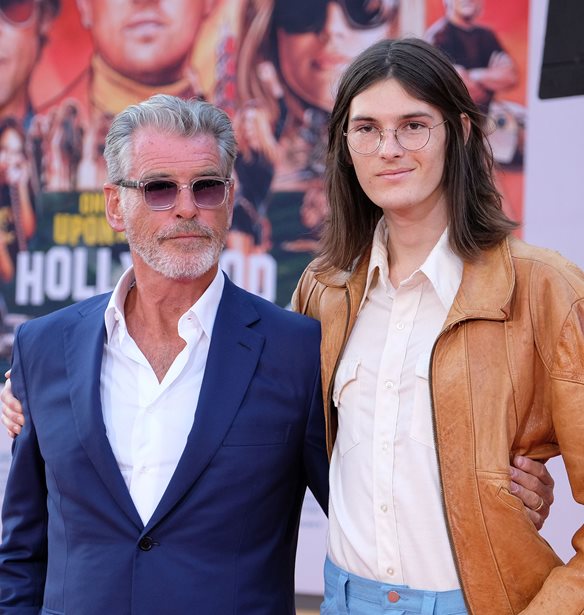&quot;&#x395;&#x3B4;&#x3CE; &#x3BA;&#x3BF;&#x3B9;&#x3C4;&#x3AC;&#x3B6;&#x3C9; &#x3B5;&#x3C3;&#x3AD;&#x3BD;&#x3B1; &#x3C0;&#x3B1;&#x3B9;&#x3B4;&#x3AF; &#x3BC;&#x3BF;&#x3C5;&quot;. &#x397; &#x3B1;&#x3BD;&#x3AC;&#x3C1;&#x3C4;&#x3B7;&#x3C3;&#x3B7; &#x3C4;&#x3BF;&#x3C5; Pierce Brosnan &#x3B3;&#x3B9;&#x3B1; &#x3C4;&#x3B7;&#x3BD; &#x3BA;&#x3CC;&#x3C1;&#x3B7; &#x3C4;&#x3BF;&#x3C5; &#x3C0;&#x3BF;&#x3C5; &#x3AD;&#x3C6;&#x3C5;&#x3B3;&#x3B5; &#x3B1;&#x3C0;&#x3CC; &#x3C4;&#x3B7; &#x3B6;&#x3C9;&#x3AE;