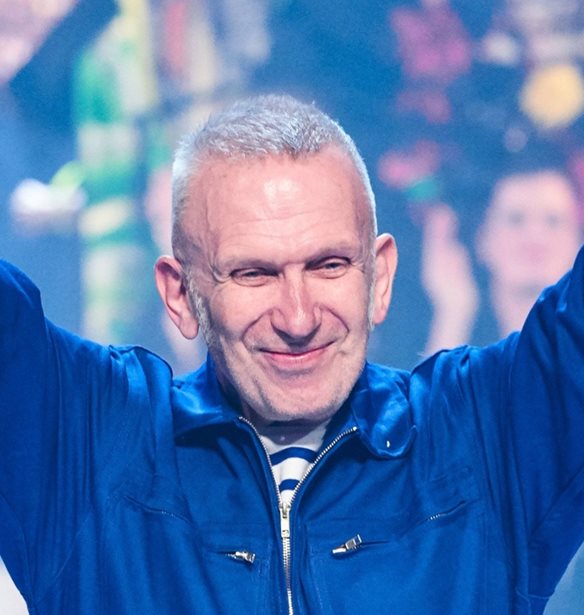 &#x39F; Jean Paul Gaultier &#x3B5;&#x3C0;&#x3B9;&#x3C3;&#x3C4;&#x3C1;&#x3AD;&#x3C6;&#x3B5;&#x3B9; &#x3C3;&#x3C4;&#x3B9;&#x3C2; RTW &#x3C3;&#x3C5;&#x3BB;&#x3BB;&#x3BF;&#x3B3;&#x3AD;&#x3C2;