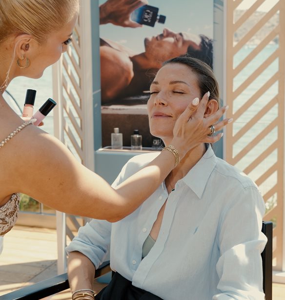 &#x39F; &#x3BF;&#x3AF;&#x3BA;&#x3BF;&#x3C2; Giorgio Armani beauty &#x3C5;&#x3C0;&#x3BF;&#x3B4;&#x3AD;&#x3C7;&#x3B5;&#x3C4;&#x3B1;&#x3B9; &#x3C4;&#x3BF; &#x3BA;&#x3B1;&#x3BB;&#x3BF;&#x3BA;&#x3B1;&#x3AF;&#x3C1;&#x3B9; &#x3BC;&#x3B5; &#x3C4;&#x3BF; Armani Mare