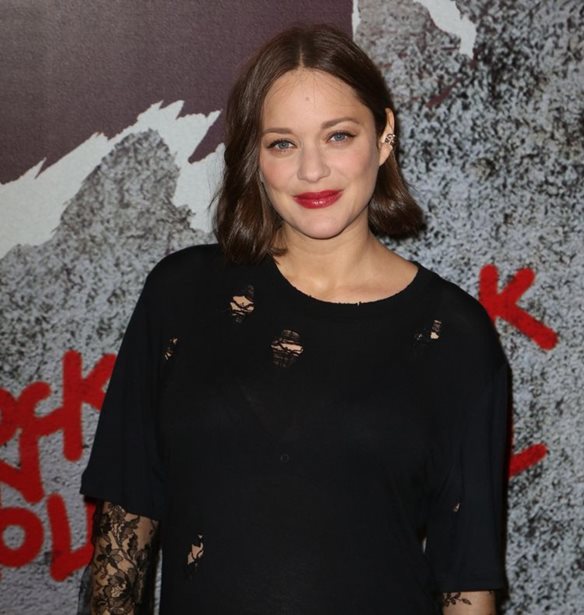 &#x388;&#x3BA;&#x3B1;&#x3BD;&#x3B5; &#x3B7; Marion Cotillard &#x3C0;&#x3BB;&#x3B1;&#x3C3;&#x3C4;&#x3B9;&#x3BA;&#x3AE; &#x3C3;&#x3C4;&#x3B1; &#x3C7;&#x3B5;&#x3AF;&#x3BB;&#x3B7;;