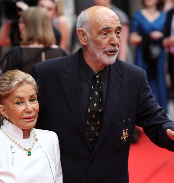 Micheline Roquebrune | &#x397; &#x3C3;&#x3CD;&#x3B6;&#x3C5;&#x3B3;&#x3BF;&#x3C2; &#x3C4;&#x3BF;&#x3C5; Sean Connery &#x3C0;&#x3BF;&#x3B6;&#x3AC;&#x3C1;&#x3B5;&#x3B9; &#x3BC;&#x3B5; &#x3BC;&#x3C0;&#x3B9;&#x3BA;&#x3AF;&#x3BD;&#x3B9; &#x3BA;&#x3B1;&#x3B9; &quot;&#x3C3;&#x3C5;&#x3BD;&#x3B1;&#x3B3;&#x3C9;&#x3BD;&#x3AF;&#x3B6;&#x3B5;&#x3C4;&#x3B1;&#x3B9;&quot; &#x3C4;&#x3B7;&#x3BD; &#x3B5;&#x3B3;&#x3B3;&#x3BF;&#x3BD;&#x3AE; &#x3C4;&#x3B7;&#x3C2;