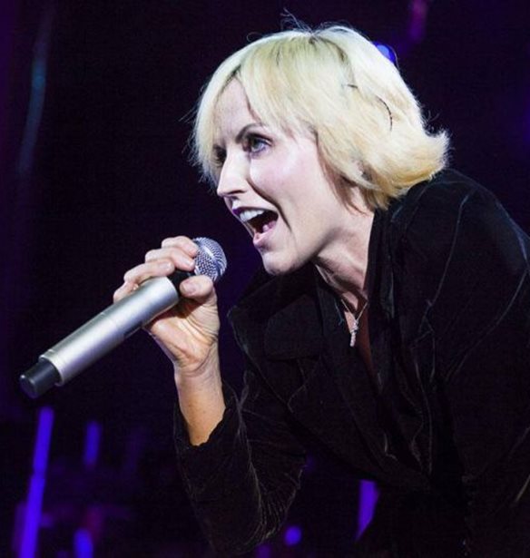 &#x3A0;&#x3AD;&#x3B8;&#x3B1;&#x3BD;&#x3B5; &#x3B7; &#x3C4;&#x3C1;&#x3B1;&#x3B3;&#x3BF;&#x3C5;&#x3B4;&#x3AF;&#x3C3;&#x3C4;&#x3C1;&#x3B9;&#x3B1; &#x3C4;&#x3C9;&#x3BD; &quot;Cranberries&quot;, Dolores O&#x2019; Riordan