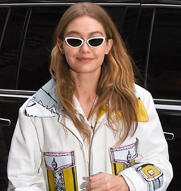 Gigi Hadid: &#x3A6;&#x3CC;&#x3C1;&#x3B5;&#x3C3;&#x3B5; &#x3C4;&#x3BF; statement &#x3C0;&#x3B1;&#x3BD;&#x3C9;&#x3C6;&#x3CC;&#x3C1;&#x3B9; &#x3C0;&#x3BF;&#x3C5; &#x3B8;&#x3AD;&#x3BB;&#x3BF;&#x3C5;&#x3BC;&#x3B5; &#x3BF;&#x3C0;&#x3C9;&#x3C3;&#x3B4;&#x3AE;&#x3C0;&#x3BF;&#x3C4;&#x3B5;