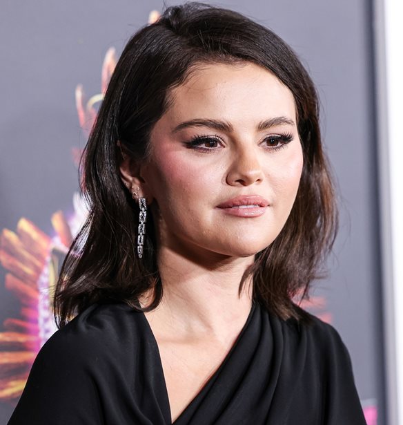 Selena Gomez | &#x391;&#x3C5;&#x3C4;&#x3AE; &#x3B7; &#x3C6;&#x3AF;&#x3BB;&#x3B7; &#x3C4;&#x3B7;&#x3C2; &#x3B8;&#x3B1; &#x3B5;&#x3AF;&#x3BD;&#x3B1;&#x3B9; &#x3B7; flower girl &#x3C3;&#x3C4;&#x3BF; &#x3B3;&#x3AC;&#x3BC;&#x3BF; &#x3C4;&#x3B7;&#x3C2;