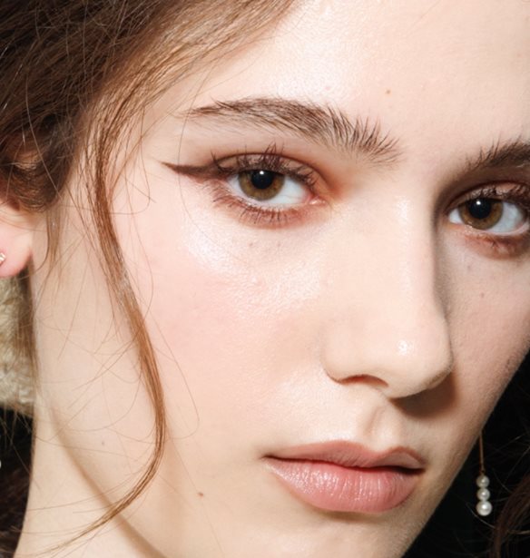 Το trick που κάνει το ντεμακιγιάζ της αδιάβροχης mascara παιχνιδάκι