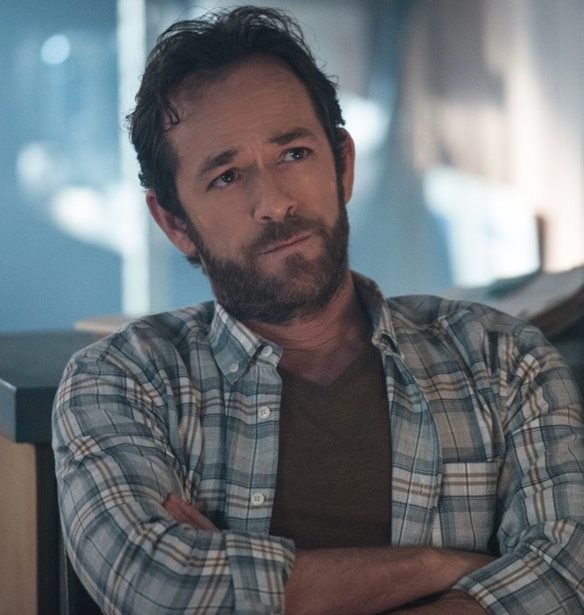 O Luke Perry &#x3B8;&#x3B1; &#x3B3;&#x3B9;&#x3CC;&#x3C1;&#x3C4;&#x3B1;&#x3B6;&#x3B5; &#x3C4;&#x3B1; 57&#x3B1; &#x3B3;&#x3B5;&#x3BD;&#x3AD;&#x3B8;&#x3BB;&#x3B9;&#x3AC; &#x3C4;&#x3BF;&#x3C5; &#x2013; &#x3A4;&#x3BF; &#x3BC;&#x3AE;&#x3BD;&#x3C5;&#x3BC;&#x3B1; &#x3C4;&#x3B7;&#x3C2; Tori Spelling