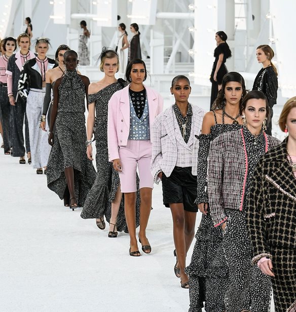 Lights, Camera, Action! Η Virginie Viard παρουσίασε τη SS21 συλλογή της για τη Chanel