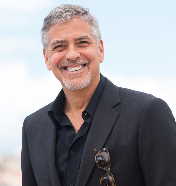 O George Clooney &#x3C0;&#x3BF;&#x3C5;&#x3BB;&#x3AC;&#x3B5;&#x3B9; &#x3C4;&#x3B7; &#x3B2;&#x3AF;&#x3BB;&#x3B1; &#x3C4;&#x3BF;&#x3C5; &#x3C3;&#x3C4;&#x3B7; &#x3BB;&#x3AF;&#x3BC;&#x3BD;&#x3B7; &#x39A;&#x3CC;&#x3BC;&#x3BF;