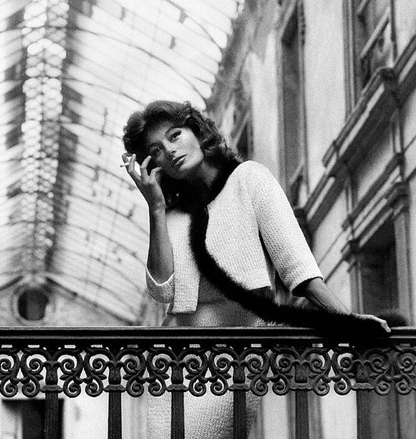 Anouk Aim&#xE9;e | &#x39C;&#x3AF;&#x3B1; &#x3B5;&#x3C0;&#x3B5;&#x3C4;&#x3B5;&#x3B9;&#x3B1;&#x3BA;&#x3AE; &#x3C0;&#x3C1;&#x3BF;&#x3B2;&#x3BF;&#x3BB;&#x3AE; &#x3B3;&#x3B9;&#x3B1; &#x3C4;&#x3B7;&#x3BD; &#x3C4;&#x3B1;&#x3B9;&#x3BD;&#x3AF;&#x3B1; &quot;&#x39B;&#x3CC;&#x3BB;&#x3B1;&quot;, &#x3AD;&#x3BD;&#x3B1;&#x3BD; &#x3C7;&#x3C1;&#x3CC;&#x3BD;&#x3BF; &#x3BC;&#x3B5;&#x3C4;&#x3AC; &#x3C4;&#x3BF;&#x3BD; &#x3B8;&#x3AC;&#x3BD;&#x3B1;&#x3C4;&#x3BF; &#x3C4;&#x3B7;&#x3C2; &#x3B7;&#x3B8;&#x3BF;&#x3C0;&#x3BF;&#x3B9;&#x3BF;&#x3CD;