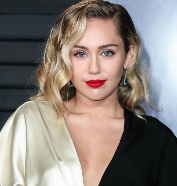 Miley Cyrus | &#x39F; &#x3C3;&#x3CD;&#x3BD;&#x3C4;&#x3C1;&#x3BF;&#x3C6;&#x3CC;&#x3C2; &#x3C4;&#x3B7;&#x3C2; &#x3B1;&#x3BD;&#x3AE;&#x3BA;&#x3B5;&#x3B9; &#x3C3;&#x3C4;&#x3B7;&#x3BD; Gen Z &#x3BA;&#x3B1;&#x3B9; &#x3C4;&#x3B7;&#x3C2; &#x3BC;&#x3B1;&#x3B8;&#x3B1;&#x3AF;&#x3BD;&#x3B5;&#x3B9; &#x3C4;&#x3B1; &#x3C0;&#x3B9;&#x3BF; cool trends