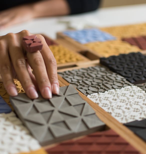 CONTIVO Design: &#x397; &#x3BD;&#x3AD;&#x3B1; &#x3C3;&#x3B5;&#x3B9;&#x3C1;&#x3AC; handmade &#x3B1;&#x3BD;&#x3C4;&#x3B9;&#x3BA;&#x3B5;&#x3B9;&#x3BC;&#x3AD;&#x3BD;&#x3C9;&#x3BD; &#x3B1;&#x3C0;&#x3CC; &#x3C4;&#x3C3;&#x3B9;&#x3BC;&#x3AD;&#x3BD;&#x3C4;&#x3BF; &#x3C0;&#x3BF;&#x3C5; &#x3B8;&#x3B1; &#x3BB;&#x3B1;&#x3C4;&#x3C1;&#x3AD;&#x3C8;&#x3B5;&#x3B9;&#x3C2;