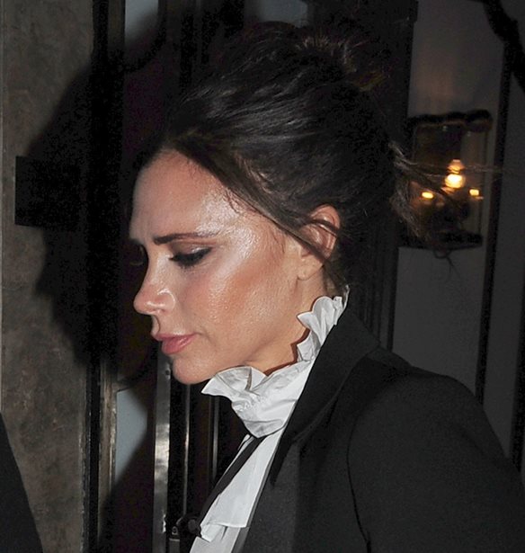 Victoria Beckham: &#x39C;&#x3B5; &#x3B2;&#x3C1;&#x3B1;&#x3B4;&#x3B9;&#x3BD;&#x3CC; outfit &#x3C0;&#x3BF;&#x3C5; &#x3BA;&#x3B1;&#x3BD;&#x3B5;&#x3AF;&#x3C2; &#x3B4;&#x3B5;&#x3BD; &#x3C0;&#x3B5;&#x3C1;&#x3AF;&#x3BC;&#x3B5;&#x3BD;&#x3B5;