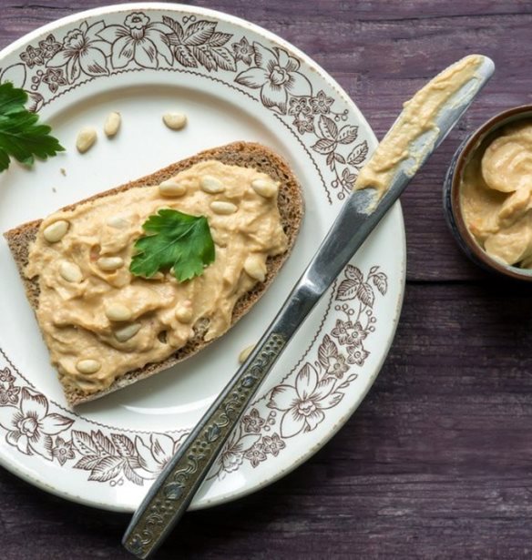 Τοστ με χούμους: 4 διαφορετικοί συνδυασμοί για να απολαύσεις το "νέο" πρωινό