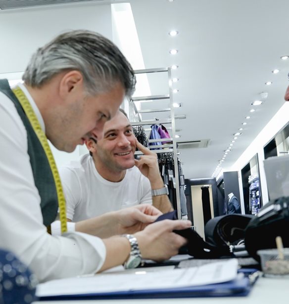 Harris Davlas x Vardas Made to Measure: &#x38C;&#x3C3;&#x3B1; &#x3B5;&#x3AF;&#x3B4;&#x3B1;&#x3BC;&#x3B5; &#x3C3;&#x3C4;&#x3B7;&#x3BD; &#x3C0;&#x3B1;&#x3C1;&#x3BF;&#x3C5;&#x3C3;&#x3AF;&#x3B1;&#x3C3;&#x3B7;