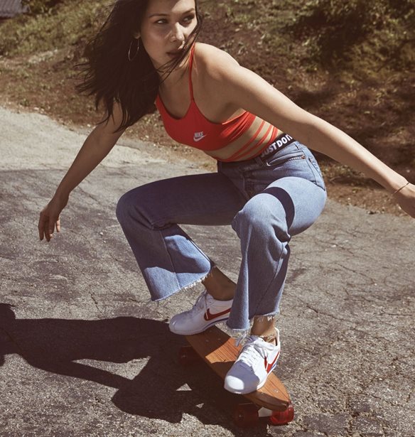 H Bella Hadid &#x3B5;&#x3C0;&#x3B1;&#x3BD;&#x3B1;&#x3C6;&#x3AD;&#x3C1;&#x3B5;&#x3B9; &#x3C3;&#x3C4;&#x3B7; &#x3BC;&#x3CC;&#x3B4;&#x3B1; &#x3C4;&#x3B1; retro sneakers &#x3C4;&#x3B7;&#x3C2; Nike