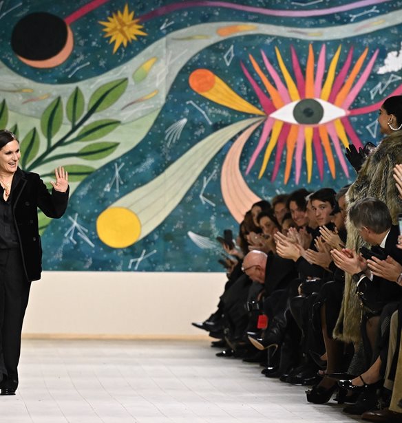 Maria Grazia Chiuri | &#x397; &#x3C6;&#x3B5;&#x3BC;&#x3B9;&#x3BD;&#x3B9;&#x3C3;&#x3C4;&#x3B9;&#x3BA;&#x3AE; &#x3BA;&#x3BB;&#x3B7;&#x3C1;&#x3BF;&#x3BD;&#x3BF;&#x3BC;&#x3B9;&#x3AC; &#x3C4;&#x3B7;&#x3C2; &#x3B1;&#x3C0;&#x3B5;&#x3C1;&#x3C7;&#x3CC;&#x3BC;&#x3B5;&#x3BD;&#x3B7;&#x3C2; creative director &#x3C4;&#x3BF;&#x3C5; Dior