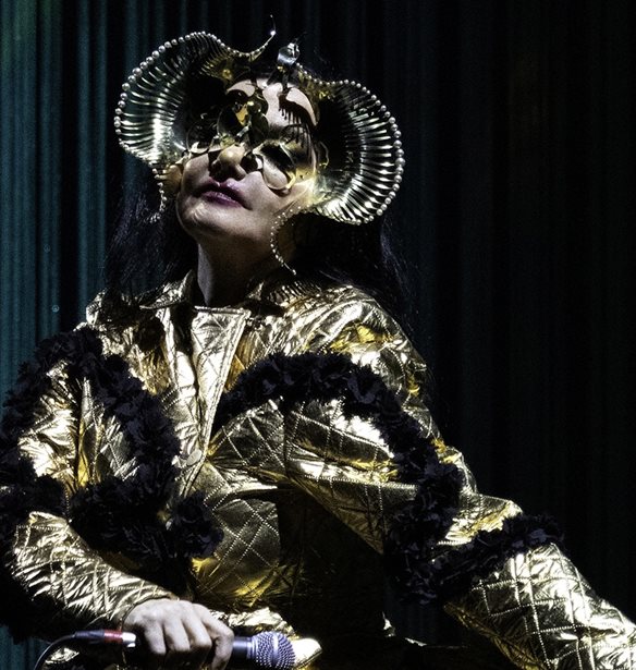 &#x397; &#x3BA;&#x3CC;&#x3C1;&#x3B7; &#x3C4;&#x3B7;&#x3C2; Bj&#xF6;rk &#x3AC;&#x3BD;&#x3BF;&#x3B9;&#x3BE;&#x3B5; fashion show &#x3C3;&#x3C4;&#x3B7;&#x3BD; &#x395;&#x3B2;&#x3B4;&#x3BF;&#x3BC;&#x3AC;&#x3B4;&#x3B1; &#x39C;&#x3CC;&#x3B4;&#x3B1;&#x3C2; &#x3C4;&#x3B7;&#x3C2; &#x39A;&#x3BF;&#x3C0;&#x3B5;&#x3B3;&#x3C7;&#x3AC;&#x3B3;&#x3B7;&#x3C2;