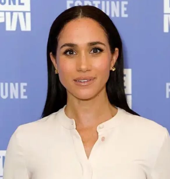 Meghan Markle | &#x388;&#x3BA;&#x3B1;&#x3BD;&#x3B5; &#x3C4;&#x3BF; &#x3B1;&#x3C0;&#x3CC;&#x3BB;&#x3C5;&#x3C4;&#x3BF; &#x3C6;&#x3B8;&#x3B9;&#x3BD;&#x3BF;&#x3C0;&#x3C9;&#x3C1;&#x3B9;&#x3BD;&#x3CC; &#x3BC;&#x3B1;&#x3BD;&#x3B9;&#x3BA;&#x3B9;&#x3BF;&#x3CD;&#x3C1;
