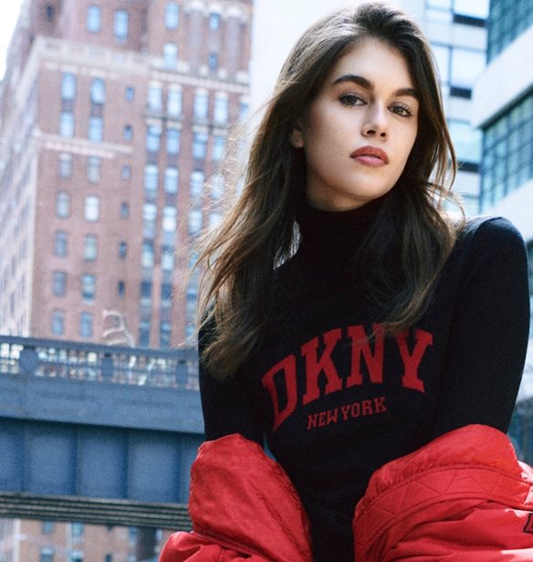 &#x397; Kaia Gerber &#x3C0;&#x3C1;&#x3C9;&#x3C4;&#x3B1;&#x3B3;&#x3C9;&#x3BD;&#x3B9;&#x3C3;&#x3C4;&#x3B5;&#x3AF; &#x3C3;&#x3C4;&#x3B7; &#x3BD;&#x3AD;&#x3B1; &#x3BA;&#x3B1;&#x3BC;&#x3C0;&#x3AC;&#x3BD;&#x3B9;&#x3B1; &#x3C4;&#x3B7;&#x3C2; DKNY