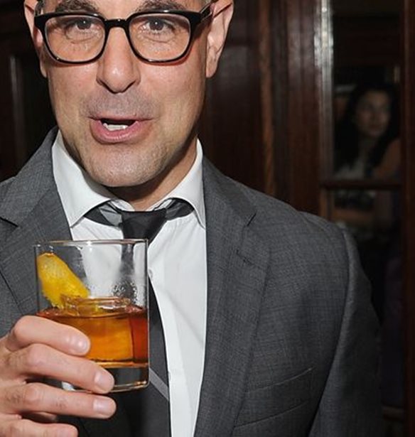 &#x39F; Stanley Tucci &#x3C6;&#x3C4;&#x3B9;&#x3AC;&#x3C7;&#x3BD;&#x3B5;&#x3B9; &#x3B3;&#x3B9;&#x3BF;&#x3C1;&#x3C4;&#x3B9;&#x3BD;&#x3AC; &#x3BA;&#x3BF;&#x3BA;&#x3C4;&#x3AD;&#x3B9;&#x3BB; &#x3BC;&#x3B5; &#x3C4;&#x3B7; &#x3B2;&#x3BF;&#x3AE;&#x3B8;&#x3B5;&#x3B9;&#x3B1; &#x3C4;&#x3C9;&#x3BD; Emily Blunt &#x3BA;&#x3B1;&#x3B9; John Krasinski