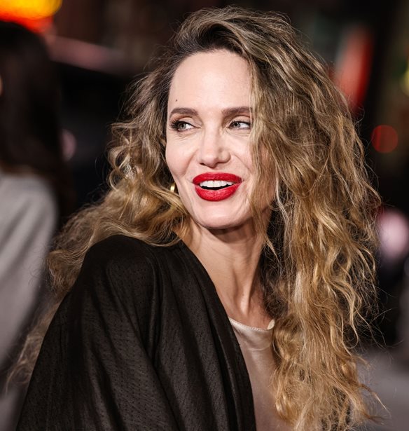 Angelina Jolie | &#x397; &#x3BA;&#x3AF;&#x3BD;&#x3B7;&#x3C3;&#x3B7; &#x3C4;&#x3BF;&#x3C5; &#x392;&#x3C1;&#x3B5;&#x3C4;&#x3B1;&#x3BD;&#x3BF;&#x3CD; &#x3C1;&#x3AC;&#x3C0;&#x3B5;&#x3C1; Akala &#x3C0;&#x3BF;&#x3C5; &#x3B4;&#x3B5;&#x3BD; &#x3C0;&#x3B5;&#x3C1;&#x3B9;&#x3BC;&#x3AD;&#x3BD;&#x3B1;&#x3BC;&#x3B5;