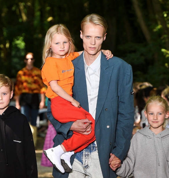 Daddy cool: To show &#x3C4;&#x3BF;&#x3C5; &#x3BF;&#x3AF;&#x3BA;&#x3BF;&#x3C5; Balenciaga &#x3AE;&#x3C4;&#x3B1;&#x3BD; &#x3B1;&#x3C6;&#x3B9;&#x3B5;&#x3C1;&#x3C9;&#x3BC;&#x3AD;&#x3BD;&#x3BF; &#x3C3;&#x3C4;&#x3BF;&#x3C5;&#x3C2; stylish... &#x3BC;&#x3C0;&#x3B1;&#x3BC;&#x3C0;&#x3AC;&#x3B4;&#x3B5;&#x3C2;