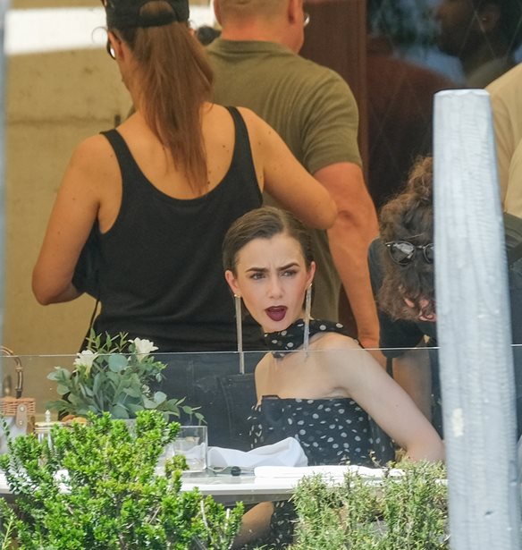 Emily in Paris | &#x39F;&#x3B9; &#x3C0;&#x3C1;&#x3CE;&#x3C4;&#x3B5;&#x3C2; &#x3C6;&#x3C9;&#x3C4;&#x3BF;&#x3B3;&#x3C1;&#x3B1;&#x3C6;&#x3AF;&#x3B5;&#x3C2; &#x3B1;&#x3C0;&#x3CC; &#x3C4;&#x3B1; &#x3B3;&#x3C5;&#x3C1;&#x3AF;&#x3C3;&#x3BC;&#x3B1;&#x3C4;&#x3B1; &#x3C4;&#x3B7;&#x3C2; 5&#x3B7;&#x3C2; &#x3C3;&#x3B5;&#x3B6;&#x3CC;&#x3BD; &#x3C3;&#x3C4;&#x3B7; &#x392;&#x3B5;&#x3BD;&#x3B5;&#x3C4;&#x3AF;&#x3B1;