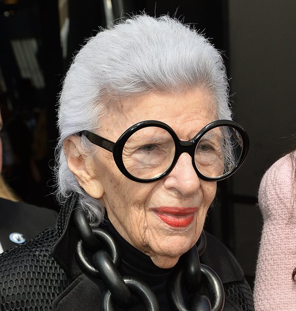 &#x397; Iris Apfel &#x3C0;&#x3BF;&#x3C5;&#x3BB;&#x3AC; &#x3BC;&#x3BF;&#x3BD;&#x3B1;&#x3B4;&#x3B9;&#x3BA;&#x3AC; &#x3BA;&#x3BF;&#x3C3;&#x3BC;&#x3AE;&#x3BC;&#x3B1;&#x3C4;&#x3B1; &#x3B1;&#x3C0;&#x3CC; &#x3C4;&#x3B7;&#x3BD; &#x3C0;&#x3C1;&#x3BF;&#x3C3;&#x3C9;&#x3C0;&#x3B9;&#x3BA;&#x3AE; &#x3C3;&#x3C5;&#x3BB;&#x3BB;&#x3BF;&#x3B3;&#x3AE; &#x3C4;&#x3B7;&#x3C2;