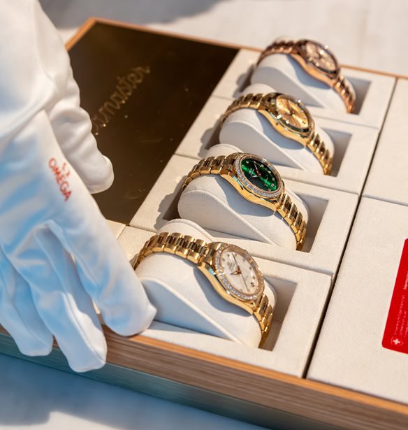 H Omega &#x3C0;&#x3B1;&#x3C1;&#x3BF;&#x3C5;&#x3C3;&#x3AF;&#x3B1;&#x3C3;&#x3B5; &#x3C4;&#x3B7; &#x3BD;&#x3AD;&#x3B1; &#x3C3;&#x3B5;&#x3B9;&#x3C1;&#x3AC; &#x3B3;&#x3C5;&#x3BD;&#x3B1;&#x3B9;&#x3BA;&#x3B5;&#x3AF;&#x3C9;&#x3BD; &#x3C1;&#x3BF;&#x3BB;&#x3BF;&#x3B3;&#x3B9;&#x3CE;&#x3BD; Aqua Terra &#x3C3;&#x3C4;&#x3B7;&#x3BD; &#x391;&#x3B8;&#x3AE;&#x3BD;&#x3B1;