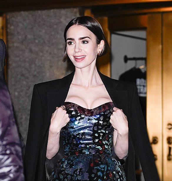 Lily Collins | &#x393;&#x3B9;&#x3B1;&#x3C4;&#x3AF; &#x3B1;&#x3BD;&#x3B1;&#x3C6;&#x3AD;&#x3C1;&#x3B8;&#x3B7;&#x3BA;&#x3B5; &#x3C3;&#x3C4;&#x3BF;&#x3BD; &#x388;&#x3BB;&#x3BB;&#x3B7;&#x3BD;&#x3B1; &#x3C0;&#x3C1;&#x3C9;&#x3B8;&#x3C5;&#x3C0;&#x3BF;&#x3C5;&#x3C1;&#x3B3;&#x3CC; &#x3C3;&#x3B5; &#x3BD;&#x3AD;&#x3B1; &#x3C4;&#x3B7;&#x3BB;&#x3B5;&#x3BF;&#x3C0;&#x3C4;&#x3B9;&#x3BA;&#x3AE; &#x3C4;&#x3B7;&#x3C2; &#x3C3;&#x3C5;&#x3BD;&#x3AD;&#x3BD;&#x3C4;&#x3B5;&#x3C5;&#x3BE;&#x3B7;;