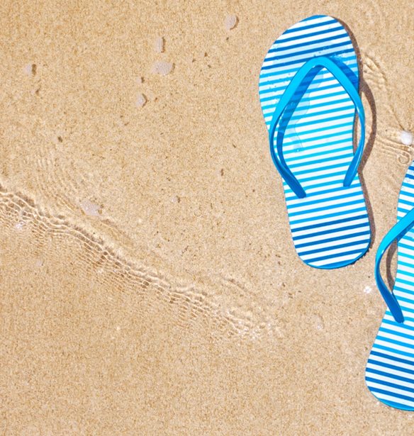 10 ζευγάρια σαγιονάρες για την παραλία για να διαλέξεις τις αγαπημένες σου