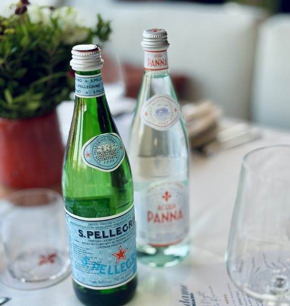 S.Pellegrino &#x3BA;&#x3B1;&#x3B9; Acqua Panna | I&#x3C4;&#x3B1;&#x3BB;&#x3B9;&#x3BA;&#x3AE; &#x3C6;&#x3B9;&#x3BD;&#x3AD;&#x3C4;&#x3C3;&#x3B1; &#x3BA;&#x3B1;&#x3B9; &#x3B4;&#x3C1;&#x3BF;&#x3C3;&#x3B9;&#x3AC; &#x3C3;&#x3C4;&#x3BF; Full Moon Dinner &#x3C4;&#x3B7;&#x3C2; Madame Figaro