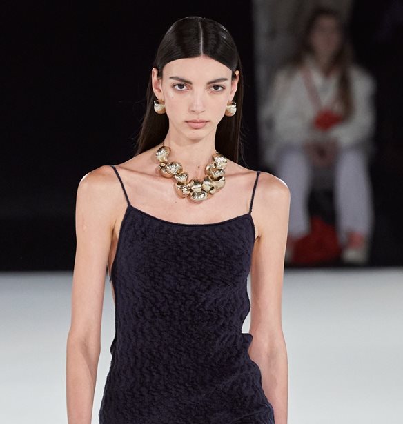 Το slip dress είναι το φόρεμα που χρειάζεται η φθινοπωρινή σου γκαρνταρόμπα