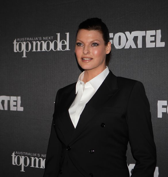Linda Evangelista: &quot;&#x395;&#x3AF;&#x3BC;&#x3B1;&#x3B9; &#x3C5;&#x3C0;&#x3BF;&#x3BA;&#x3C1;&#x3AF;&#x3C4;&#x3C1;&#x3B9;&#x3B1;&quot; &#x3BB;&#x3AD;&#x3B5;&#x3B9; &#x3B3;&#x3B9;&#x3B1; &#x3C4;&#x3B7; &#x3C3;&#x3C7;&#x3AD;&#x3C3;&#x3B7; &#x3C4;&#x3B7;&#x3C2; &#x3BC;&#x3B5; &#x3C4;&#x3BF;&#x3BD; &#x3C7;&#x3C1;&#x3CC;&#x3BD;&#x3BF; &#x3BA;&#x3B1;&#x3B9; &#x3C4;&#x3B7;&#x3BD; &#x3B5;&#x3BC;&#x3C6;&#x3AC;&#x3BD;&#x3B9;&#x3C3;&#x3B7; &#x3C4;&#x3B7;&#x3C2;