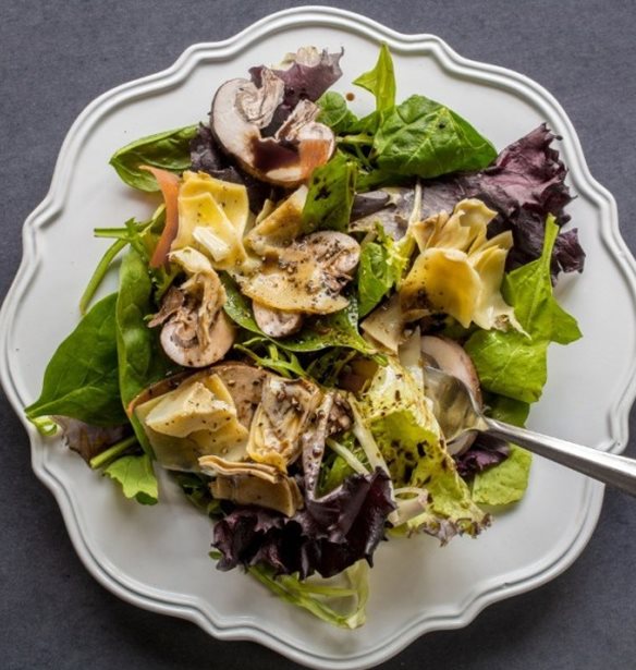 Νηστίσιμη συνταγή για σαλάτα με αγκινάρες και μανιτάρια