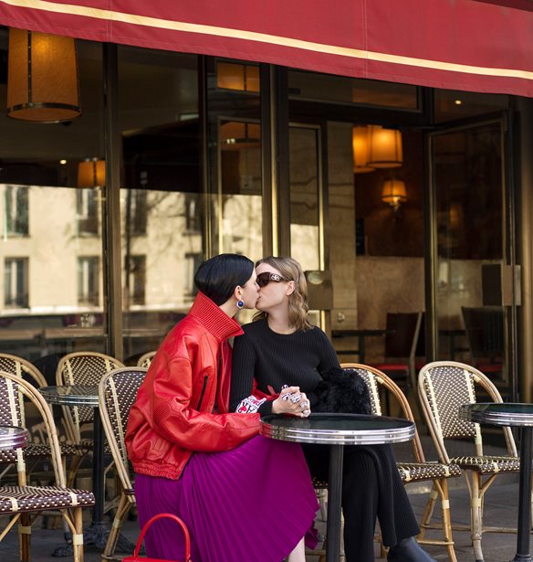 &#x39F; &#x3BF;&#x3AF;&#x3BA;&#x3BF;&#x3C2; Balenciaga &#x3C6;&#x3C9;&#x3C4;&#x3BF;&#x3B3;&#x3C1;&#x3B1;&#x3C6;&#x3AF;&#x3B6;&#x3B5;&#x3B9; &#x3B1;&#x3BB;&#x3B7;&#x3B8;&#x3B9;&#x3BD;&#x3AC; &#x3B6;&#x3B5;&#x3C5;&#x3B3;&#x3AC;&#x3C1;&#x3B9;&#x3B1; &#x3C3;&#x3C4;&#x3BF; &#x3BA;&#x3AD;&#x3BD;&#x3C4;&#x3C1;&#x3BF; &#x3C4;&#x3BF;&#x3C5; &#x3A0;&#x3B1;&#x3C1;&#x3B9;&#x3C3;&#x3B9;&#x3BF;&#x3CD;