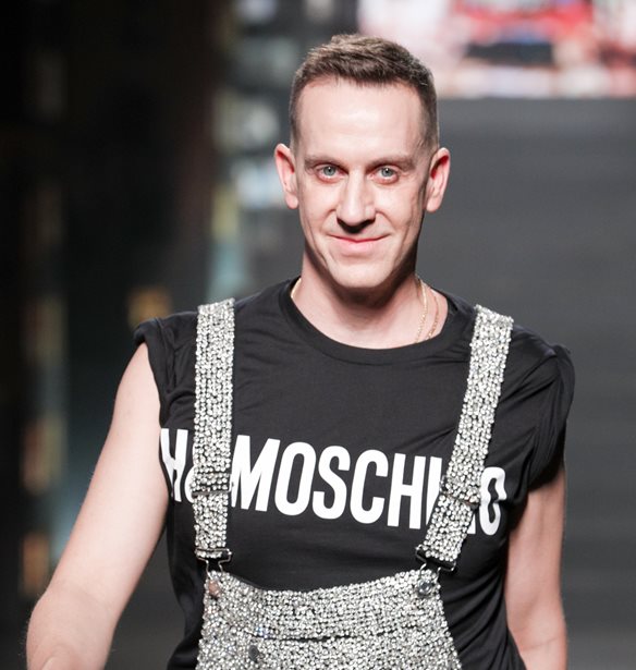 O Jeremy Scott &#x3B1;&#x3C0;&#x3BF;&#x3C7;&#x3C9;&#x3C1;&#x3B5;&#x3AF; &#x3B1;&#x3C0;&#x3CC; &#x3C4;&#x3BF;&#x3BD; &#x3BF;&#x3AF;&#x3BA;&#x3BF; Moschino