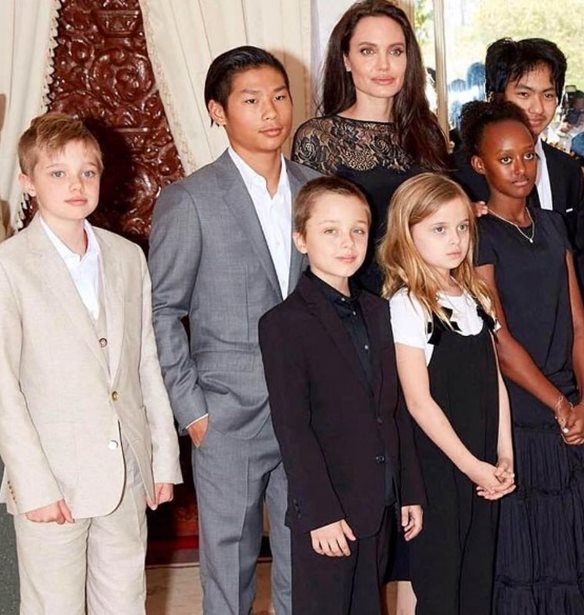 Angelina Jolie: &#x397; &#x3C0;&#x3C1;&#x3CE;&#x3C4;&#x3B7; &#x3C4;&#x3B7;&#x3C2; &#x3B5;&#x3C0;&#x3AF;&#x3C3;&#x3B7;&#x3BC;&#x3B7; &#x3B5;&#x3BC;&#x3C6;&#x3AC;&#x3BD;&#x3B9;&#x3C3;&#x3B7; &#x3CD;&#x3C3;&#x3C4;&#x3B5;&#x3C1;&#x3B1; &#x3B1;&#x3C0;&#x3CC; &#x3C4;&#x3BF; &#x3B4;&#x3B9;&#x3B1;&#x3B6;&#x3CD;&#x3B3;&#x3B9;&#x3BF;!