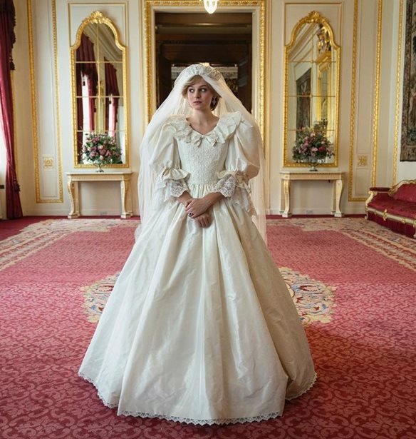 &#x397; Emma Corrin &#x3BC;&#x3BF;&#x3B9;&#x3C1;&#x3AC;&#x3B6;&#x3B5;&#x3C4;&#x3B1;&#x3B9; &#x3C3;&#x3BA;&#x3B7;&#x3BD;&#x3AD;&#x3C2; &#x3B1;&#x3C0;&#x3CC; &#x3C4;&#x3B1; &#x3C4;&#x3B1; &#x3C0;&#x3B1;&#x3C1;&#x3B1;&#x3C3;&#x3BA;&#x3AE;&#x3BD;&#x3B9;&#x3B1; &#x3C4;&#x3BF;&#x3C5; &quot;The Crown&quot;