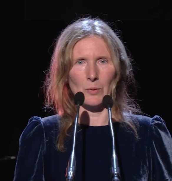 &#x3A4;&#x3BF; Booker 2024 &#x3C3;&#x3C4;&#x3B7;&#x3BD; Samantha Harvey | &#x397; &#x3C0;&#x3C1;&#x3CE;&#x3C4;&#x3B7; &#x3B3;&#x3C5;&#x3BD;&#x3B1;&#x3AF;&#x3BA;&#x3B1; &#x3C0;&#x3BF;&#x3C5; &#x3C0;&#x3B1;&#x3AF;&#x3C1;&#x3BD;&#x3B5;&#x3B9; &#x3C4;&#x3BF; &#x3B2;&#x3C1;&#x3B1;&#x3B2;&#x3B5;&#x3AF;&#x3BF; &#x3BC;&#x3B5;&#x3C4;&#x3AC; &#x3C4;&#x3BF; 2019