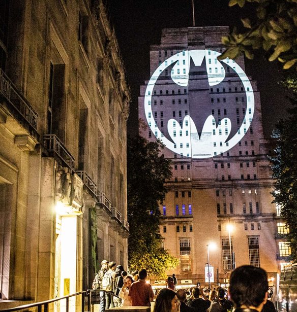 &#x3A3;&#x3C4;&#x3B1; &#x3C3;&#x3BA;&#x3B1;&#x3C1;&#x3B9;&#x3AC; &#x3C4;&#x3BF; &#x3C0;&#x3C1;&#x3CE;&#x3C4;&#x3BF; &#x3B8;&#x3B5;&#x3BC;&#x3B1;&#x3C4;&#x3B9;&#x3BA;&#x3CC; &#x3B5;&#x3C3;&#x3C4;&#x3B9;&#x3B1;&#x3C4;&#x3CC;&#x3C1;&#x3B9;&#x3BF; &#x3C4;&#x3BF;&#x3C5; Batman