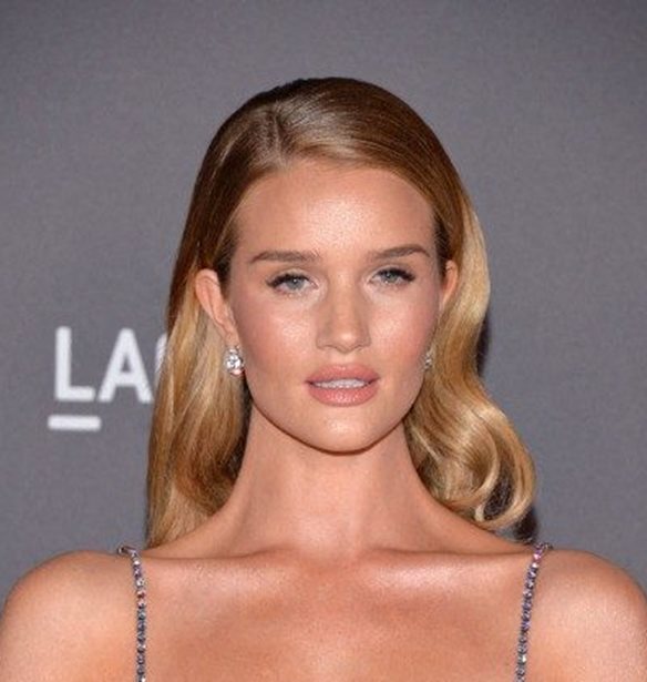 Less is more | To makeup look &#x3C4;&#x3B7;&#x3C2; Rosie Huntington-Whitely &#x3C0;&#x3BF;&#x3C5; &#x3B5;&#x3AF;&#x3BD;&#x3B1;&#x3B9; &#x3CC;, &#x3C4;&#x3B9; &#x3C0;&#x3C1;&#x3AD;&#x3C0;&#x3B5;&#x3B9; &#x3B3;&#x3B9;&#x3B1; &#x3C4;&#x3B7;&#x3BD; &#x3BA;&#x3B1;&#x3C1;&#x3B1;&#x3BD;&#x3C4;&#x3AF;&#x3BD;&#x3B1;