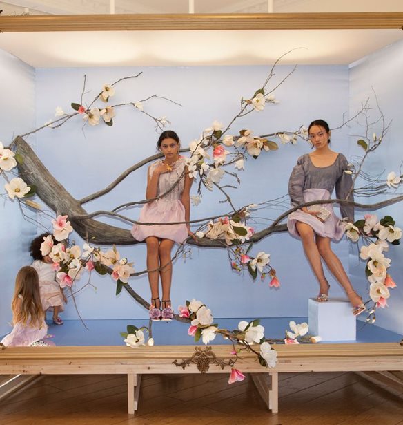 "Αληθινές νεράιδες": Η πρωτότυπη παρουσίαση του show της Sophia Webster