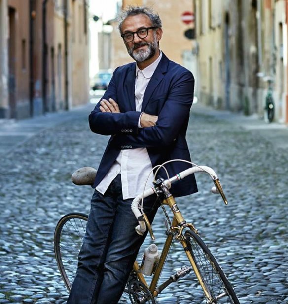 &#x397; &#x3C0;&#x3BF;&#x3B4;&#x3B7;&#x3BB;&#x3B1;&#x3C4;&#x3AC;&#x3B4;&#x3B1; &#x3BC;&#x3B5; &#x3C4;&#x3BF;&#x3BD; Massimo Bottura &#x3BF;&#x3B4;&#x3B7;&#x3B3;&#x3B5;&#x3AF; &#x3C3;&#x3C4;&#x3BF; &#x3BA;&#x3B1;&#x3BB;&#x3CD;&#x3C4;&#x3B5;&#x3C1;&#x3BF; &#x3B5;&#x3C3;&#x3C4;&#x3B9;&#x3B1;&#x3C4;&#x3CC;&#x3C1;&#x3B9;&#x3BF; &#x3C4;&#x3B7;&#x3C2; &#x393;&#x3B7;&#x3C2;
